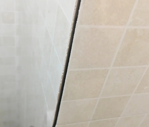 弓长岭瓷砖空鼓维修公司分享阳台瓷砖脱落的修复过程可以分为以下几个步骤